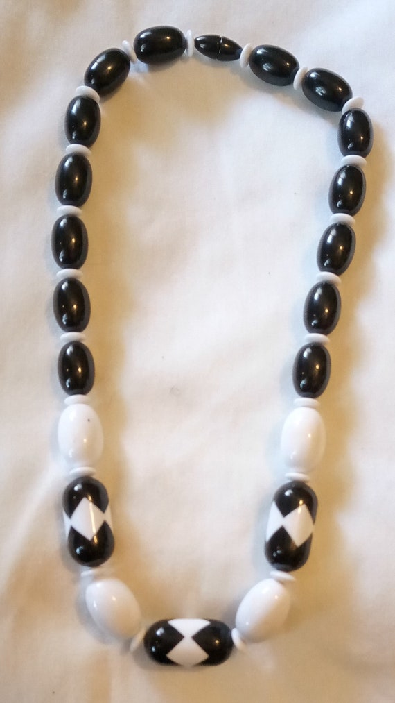 Black White Chocker Necklaces Beaded Screw On Wom… - image 4