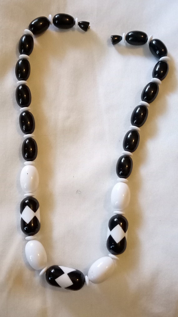 Black White Chocker Necklaces Beaded Screw On Wom… - image 1