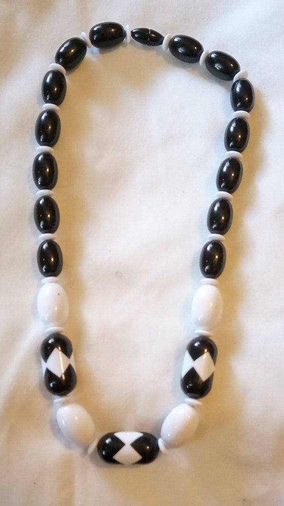 Black White Chocker Necklaces Beaded Screw On Wom… - image 2