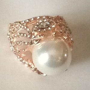 Women&#39;s Dress Ring Size 7 Gold Color Simulated Pearl With Crystals Formal Wear