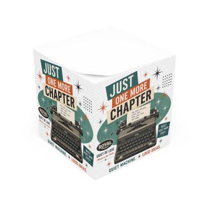 Può includere: Un cubo per appunti quadrato con un'illustrazione di una macchina da scrivere vintage e il testo "JUST ONE MORE CHAPTER" in verde acqua e arancione. Il design include accenti a stella, il logo Royal e le frasi "QUIET MACHINE. LOUD IDEAS."