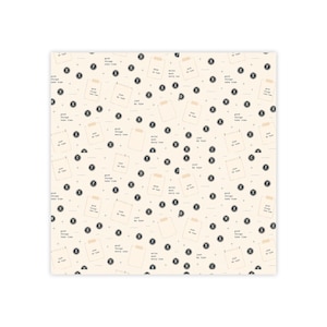 Può includere: Una carta fantasia color crema con un motivo ripetuto di tasti neri da macchina da scrivere con lettere, piccoli appunti beige e le frasi "good things take time", "just my type" e "write more worry less" in un semplice carattere nero.