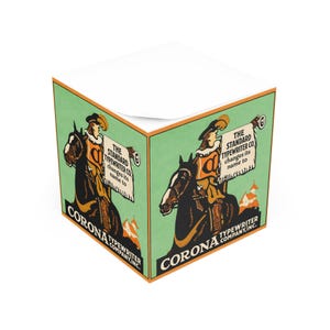 Może przedstawiać: Kwadratowy notatnik z projektem reklamy w stylu vintage. Projekt przedstawia rycerza na koniu trzymającego transparent z napisem "THE STANDARD TYPEWRITER CO changes its name to CORONA TYPEWRITER COMPANY INC." Tło jest zielone.