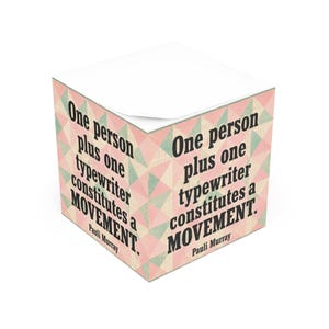 Może przedstawiać: Kwadratowy notatnik z geometrycznym wzorem w kolorze różowym, zielonym i beżowym. Notatnik zawiera cytat "One person plus one typewriter constitutes a MOVEMENT" Pauli Murray w czarnym tekście.