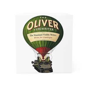 Może przedstawiać: Zabytkowa reklama "The Oliver Typewriter" przedstawiająca zielony balon na ogrzane powietrze z maszyną do pisania zawieszoną poniżej. Tekst brzmi "The Standard Visible Writer. Write for Catalogue."