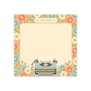 Può includere: Un blocco note quadrato con un centro color crema a linee orizzontali e la parola NOTES stampata in alto. Il bordo è decorato con un motivo floreale di fiori arancioni, blu e bianchi. In basso è presente una macchina da scrivere azzurra.