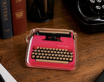 Rosa Vintage Schreibmaschine Acryl Statue | Retro Schreibtisch Dekor | Schriftsteller Geschenk | Smith Corona inspiriert Aufsteller | Buchliebhaber Büro Dekoration