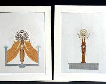 Puede incluir: Dos impresiones enmarcadas de ilustraciones de estilo Art Deco de mujeres con elaborados tocados y vestidos. La mujer de la izquierda lleva un vestido dorado con un halo de círculos y rayos. La mujer de la derecha lleva un vestido rojo con un halo de estrellas y rayos.