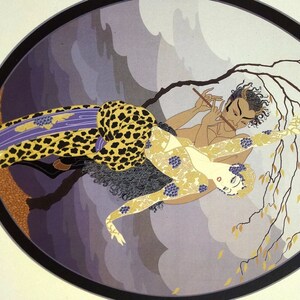 Op de afbeelding: Een vrouw in een gouden en zwarte luipaardprintjurk met een paarse sjerp danst met een man in een gouden en zwarte outfit. Het paar wordt omringd door een wervelende, grijs-paarse achtergrond met een tak boven hun hoofd.
