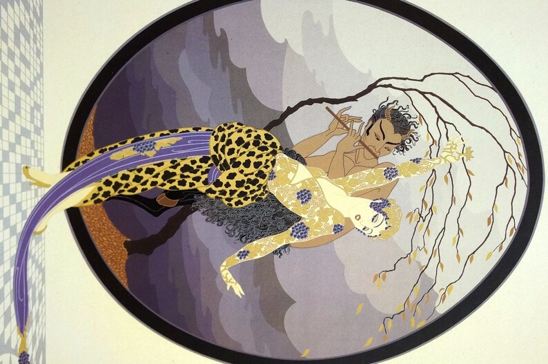 Op de afbeelding: Een vrouw in een gouden en zwarte luipaardprintjurk met een paarse sjerp danst met een man in een gouden en zwarte outfit. Het paar wordt omringd door een wervelende, grijs-paarse achtergrond met een tak boven hun hoofd.