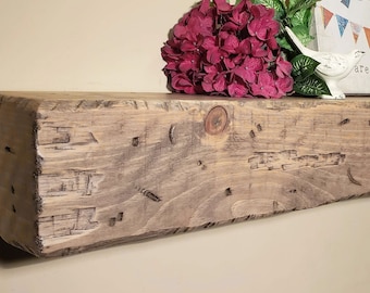 Puede incluir: Una estantería de madera rústica con un acabado de madera natural. La estantería tiene un nudo en la madera y es perfecta para exhibir artículos decorativos.