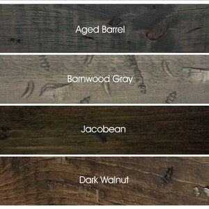 Puede incluir: Cuatro muestras de madera te&ntilde;idas en diferentes colores: Barril Envejecido, Gris Madera de Granero, Jacobean y Nogal Oscuro.