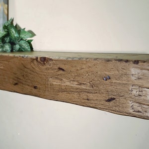 Puede incluir: Una estanter&iacute;a de madera r&uacute;stica con un acabado de madera natural. La estanter&iacute;a tiene una textura toscamente tallada y est&aacute; hecha de madera recuperada. Es perfecta para exhibir art&iacute;culos decorativos o plantas.