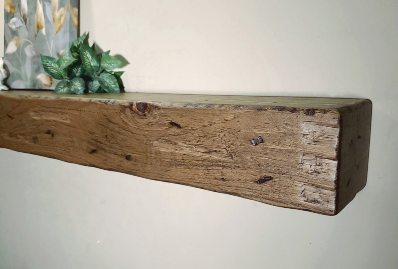 Puede incluir: Una estanter&iacute;a de madera r&uacute;stica con un acabado de madera natural. La estanter&iacute;a tiene una textura toscamente tallada y est&aacute; hecha de madera recuperada. Es perfecta para exhibir art&iacute;culos decorativos o plantas.