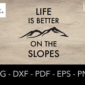 Op de afbeelding: Zwart-wit grafisch ontwerp met de tekst "Life is better on the slopes". De grafiek toont een gestileerd berggebied.