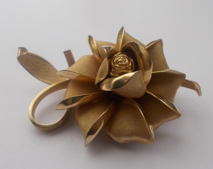 Brooch - Beautiful Vintage Gold Tone Unsigned Brooch