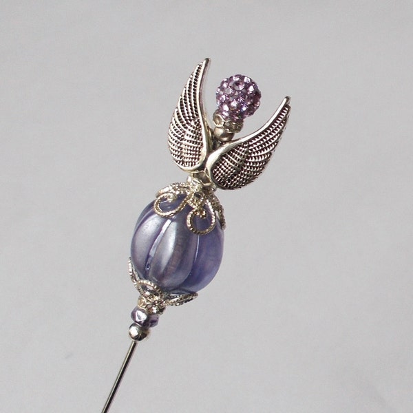 Joli ange lilas en mélange de verre de 6,25 pouces fait main épingle à chapeau vintage / style antique / 1 mm de diamètre en acier