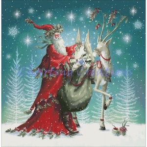 Puede incluir: Santa Claus, con una túnica roja, barba blanca y una corona de acebo verde en su sombrero, lleva un saco de regalos y monta un reno blanco con cuernos cubiertos de acebo verde. La escena se desarrolla en un cielo nocturno azul estrellado.