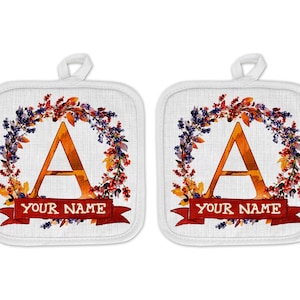 Juego de manoplas y agarraderas para horno personalizado, hermosa corona de otoño con nombre rojo, pancarta con monograma, lino con letras