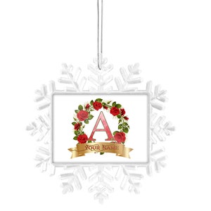 Adorno personalizado Nombre personalizado Hermosa corona de rosa con bandera dorada Monograma Carta Copo de nieve