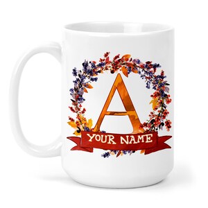 Taza personalizada con nombre personalizado, hermosa corona de otoño con pancarta con nombre en rojo, letra monograma, taza de cerámica de 15 oz