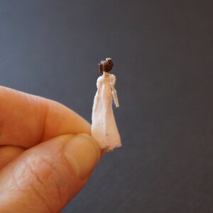 Miniature Regency Puppe in rosa Kleid und Handschuhen, Elizabeth Bennett, Jane Austen, Bridgerton