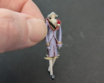 Muñeca miniatura del Rey Luis hecha a mano: traje de seda y zapatos de cuero.