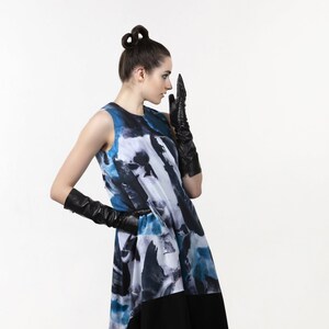 Blue-black-white dress with black details, sleeveless, bare back imagem 2