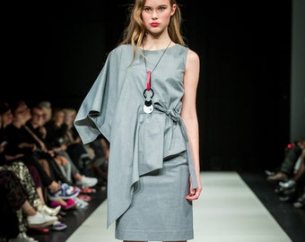 Robe asymétrique gris clair avec ceinture