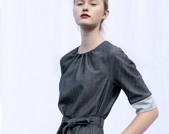 Robe gris foncé, avec ceinture et poches