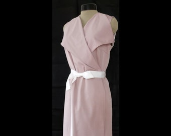 Robe portefeuille rose poudré, sans manches, ceinture blanche naturelle et détail au dos