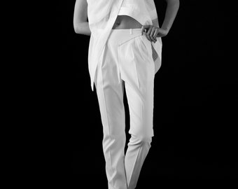 White trousers, pants, folded front side, pockets,