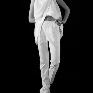 White trousers, pants, folded front side, pockets, image 1