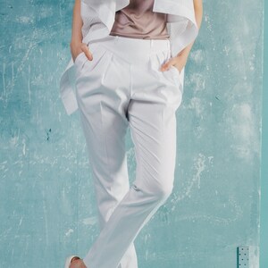 White trousers, pants, folded front side, pockets, image 7