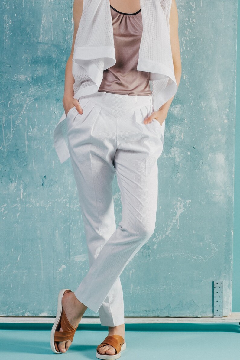 White trousers, pants, folded front side, pockets, image 7