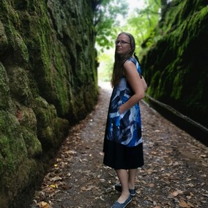 Blue-black-white dress with black details, sleeveless, bare back imagem 8