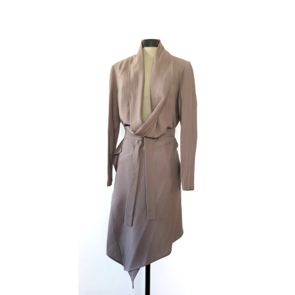 Longue veste portefeuille en lin beige, robe