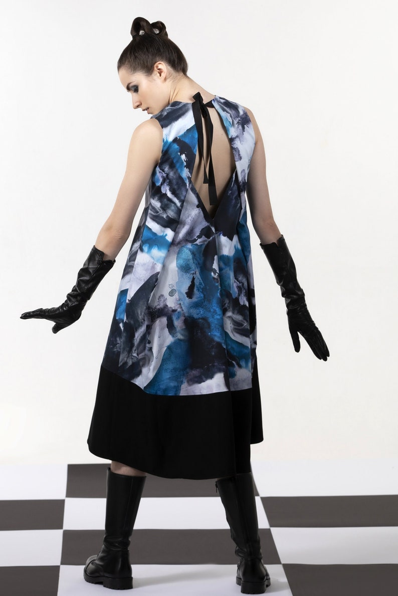 Blue-black-white dress with black details, sleeveless, bare back imagem 1