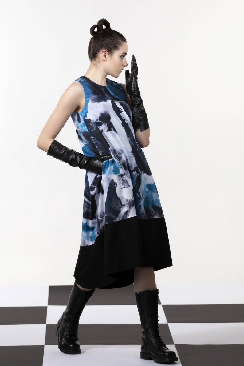 Blue-black-white dress with black details, sleeveless, bare back imagem 2