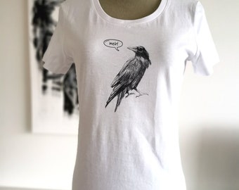 Maglietta ecologica aderente donna con stampa di corvo in scala di grigi, che dice meh