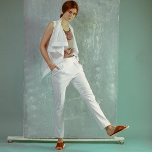 White trousers, pants, folded front side, pockets, image 6