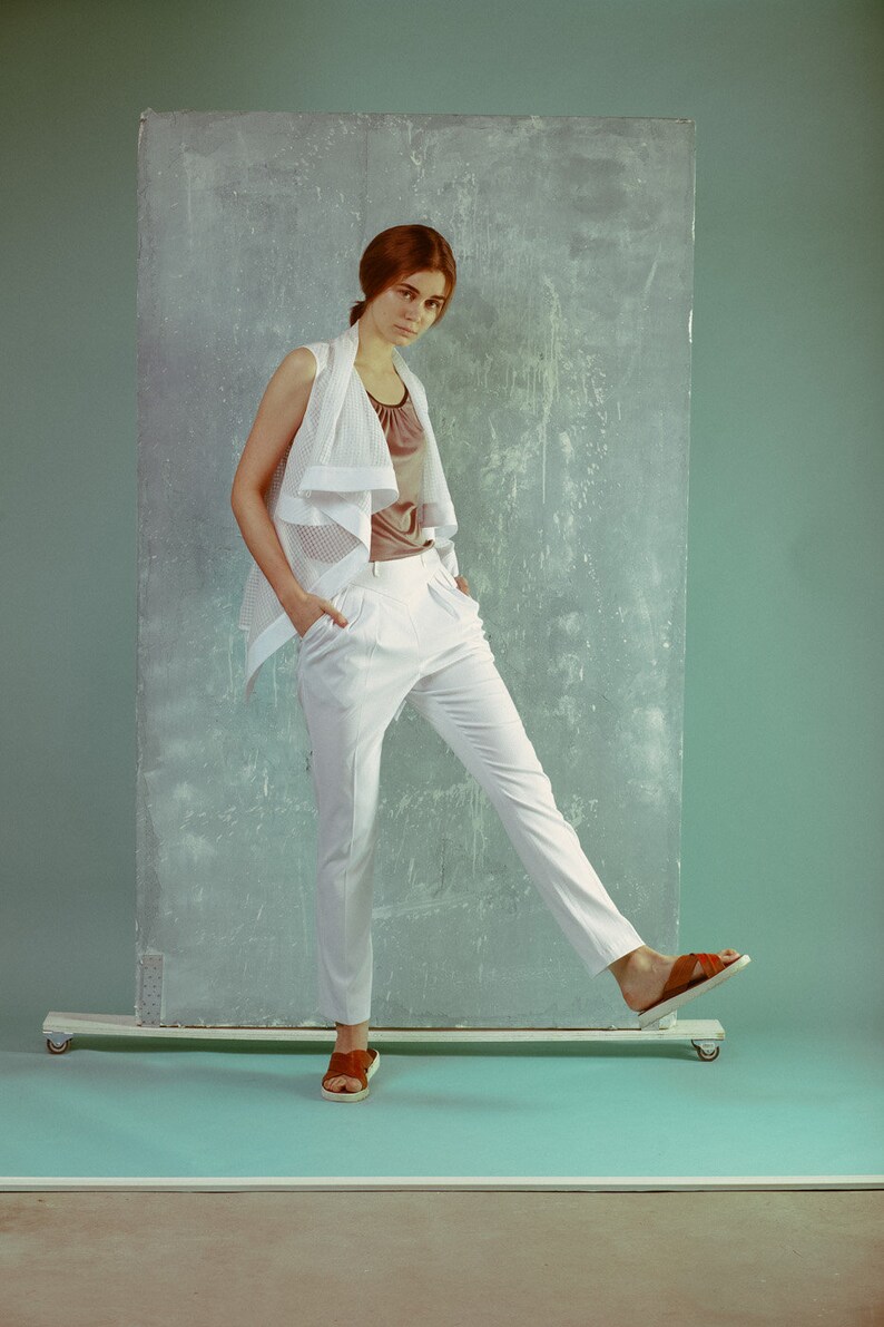 White trousers, pants, folded front side, pockets, image 6