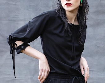 Blouse en rayonne noire, manches et encolure froncées