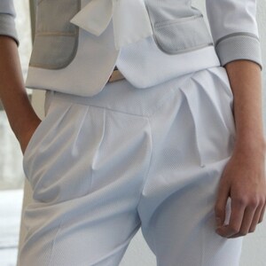 White trousers, pants, folded front side, pockets, image 3