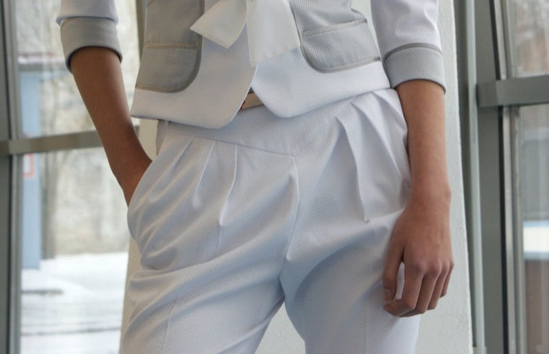 White trousers, pants, folded front side, pockets, image 3