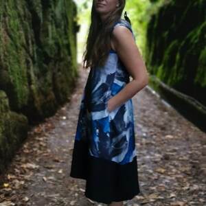 Blue-black-white dress with black details, sleeveless, bare back imagem 6