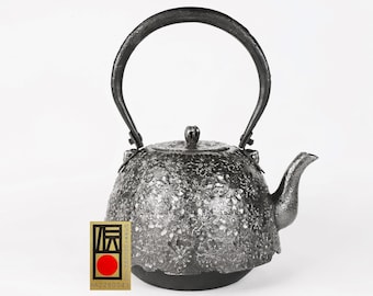 Japanese Cast Iron Tea Kettle: Sakura Tetsubin Nanbu Tekki, 0.9L