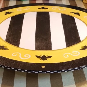 Bee-utiful Riser Table Round