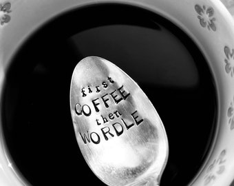 Primeiro café, depois Wordle, presente de café, presente Wordle, amantes de café, quebra-cabeça, quebra-cabeça, presente geek, vintage, presente divertido, quebra-cabeça de palavras, top de presente