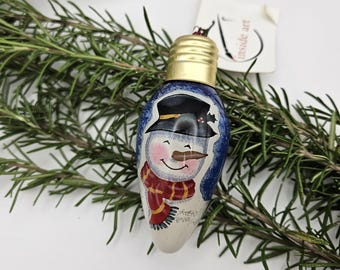 Découvrez un sapin de Noël cosmique et une boule de neige céleste dans